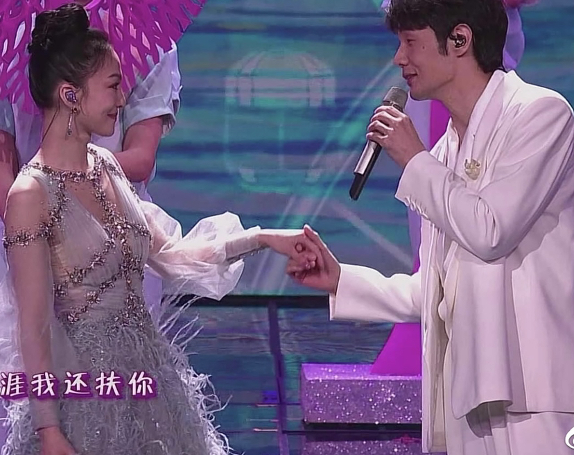 王嘉尔|李荣浩参加春晚回家，晒家人煮的饺子和酒，合照另一半不是杨丞琳