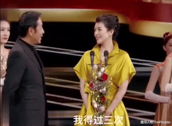 杨紫|当众打架、被粉丝强吻,果然,颁奖典礼出点“意外”才好看