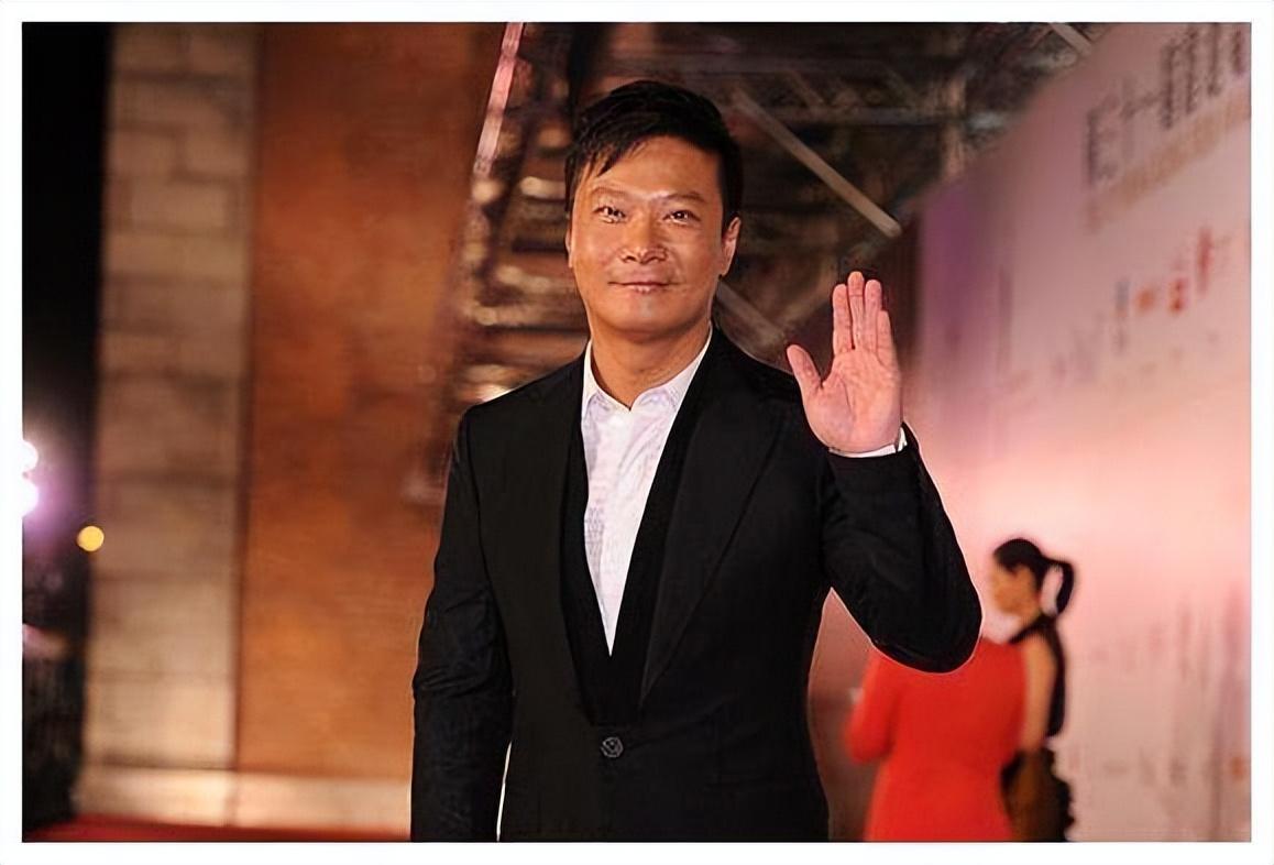 钱嘉乐|57岁港星钱嘉乐街头打架,被对方打倒在地,双手护头不敢还手