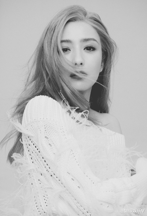 |佟丽娅杂志抹胸封面曝光,染粉发化浓妆变辣妹,马甲线格外显眼!