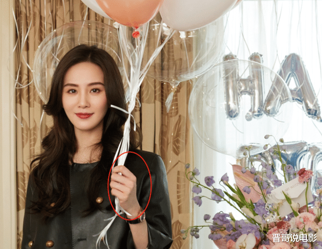 刘诗诗|刘诗诗独自庆生，黑色装扮气场十足，手上细节透露婚姻状况