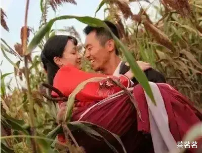 朱亚文|拍摄《红高粱》时，160斤的朱亚文，把80斤的周迅压倒在地，周迅疼得大喊