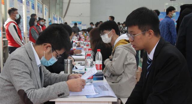 hr|HR：我裤子拉链没拉好，你怎么告诉我？高情商回答能让你直接录取