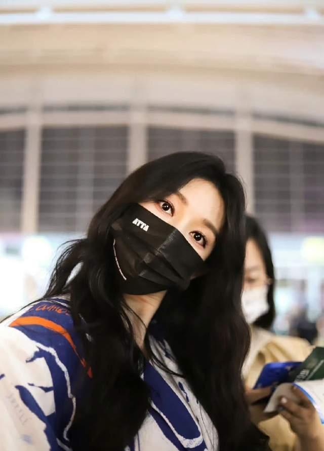 郑秀妍|好闺蜜游玩，郑秀妍张俪同逛迪士尼被偶遇，美感十足