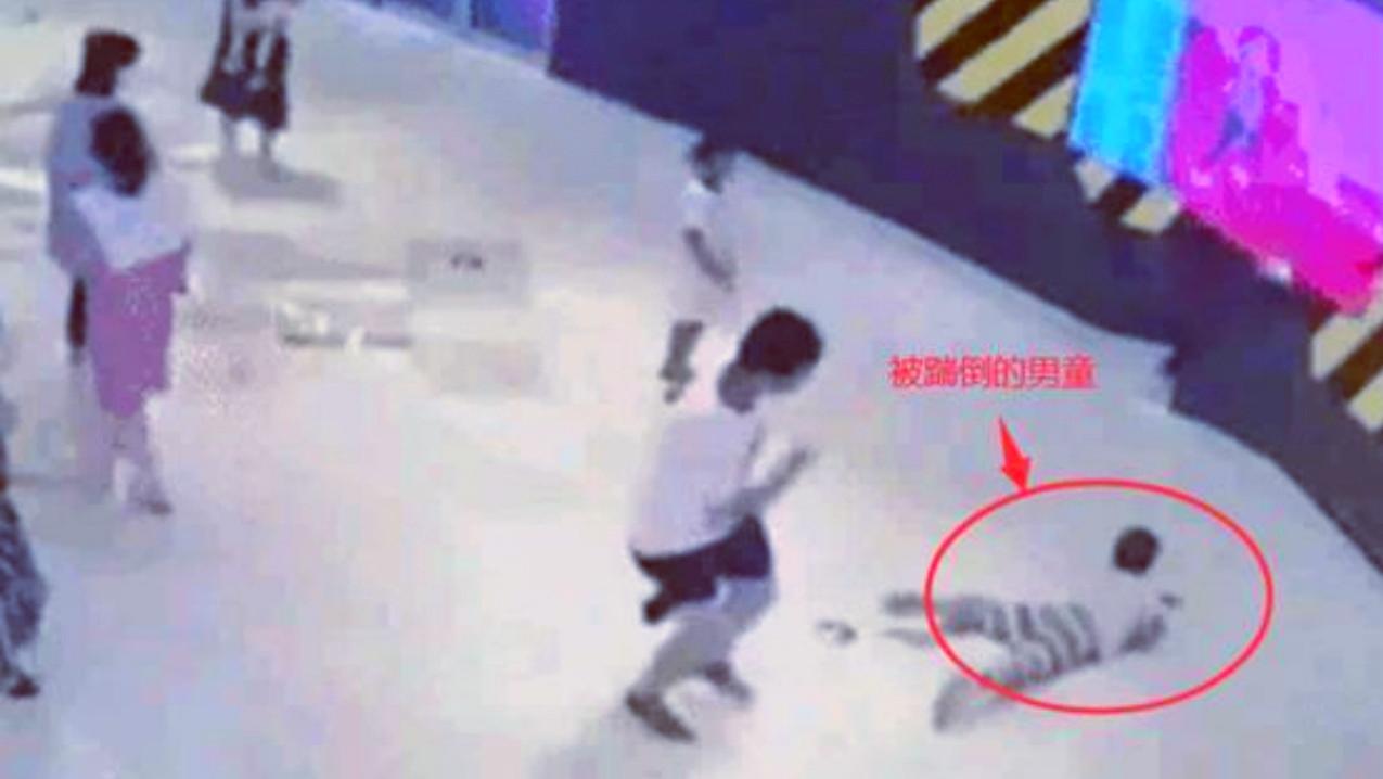 7岁小男孩推倒2岁小女孩，父亲愤怒地为她报仇，一脚把警察踹来了