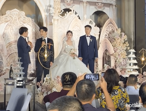 黄晓明|表弟结婚，黄晓明包百万红包，当主婚人被指“话太多，不专业”