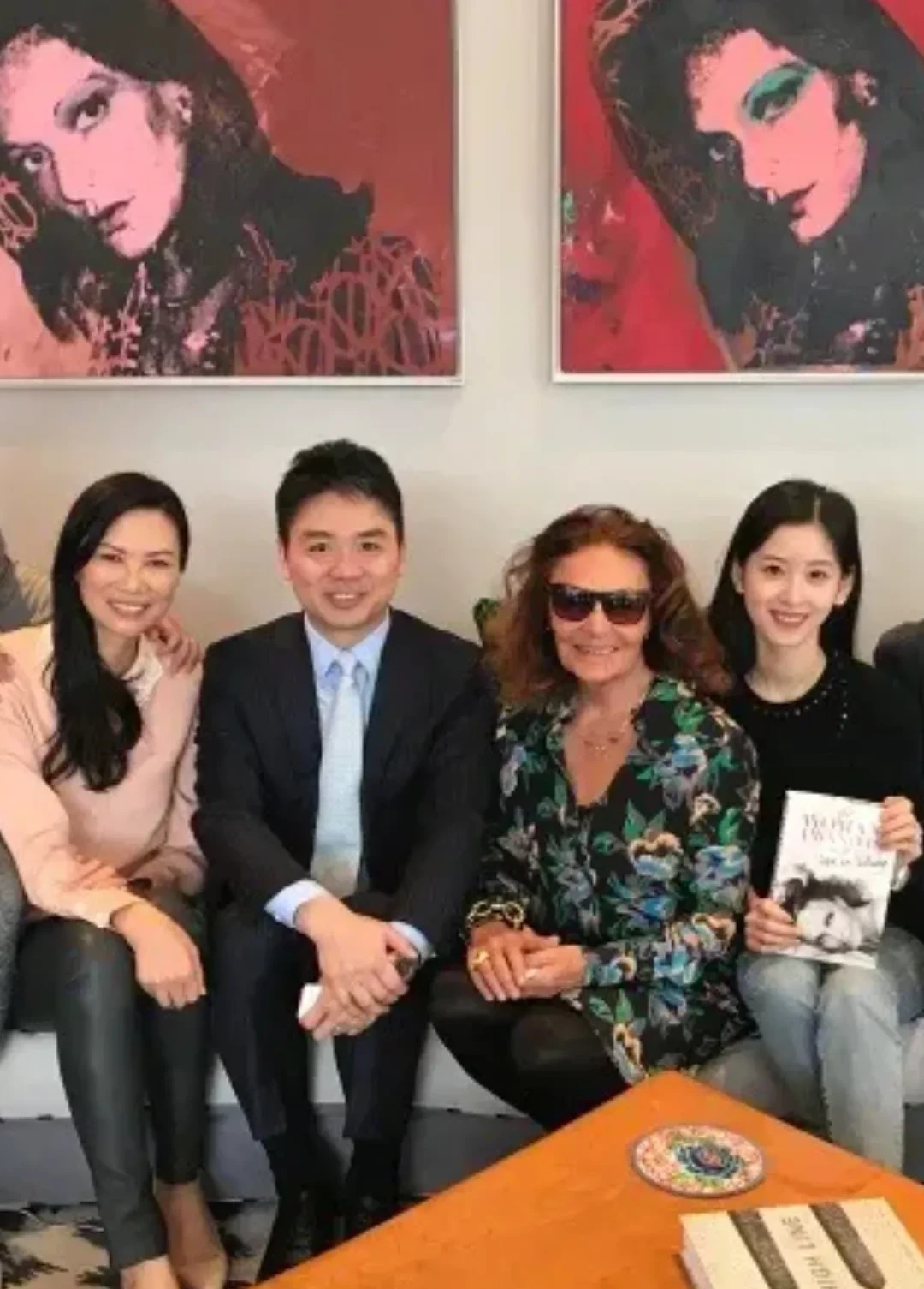 邓文迪|刘强东夫妇与邓文迪聚会!刘强东与邓文迪同框比章泽天还有夫妻相