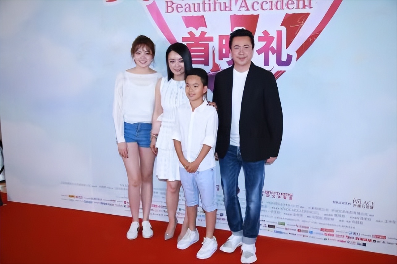 穿衣搭配 王中磊一家四口甜蜜亮相，女儿穿热裤打扮青春，却没妈妈有气质
