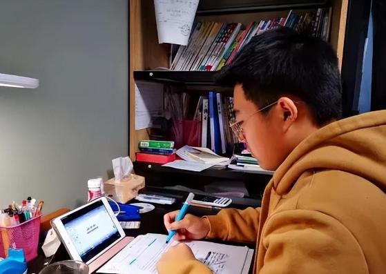 大学生|父母的心酸事,孩子大学四年花了15万,工作月薪只有3000元