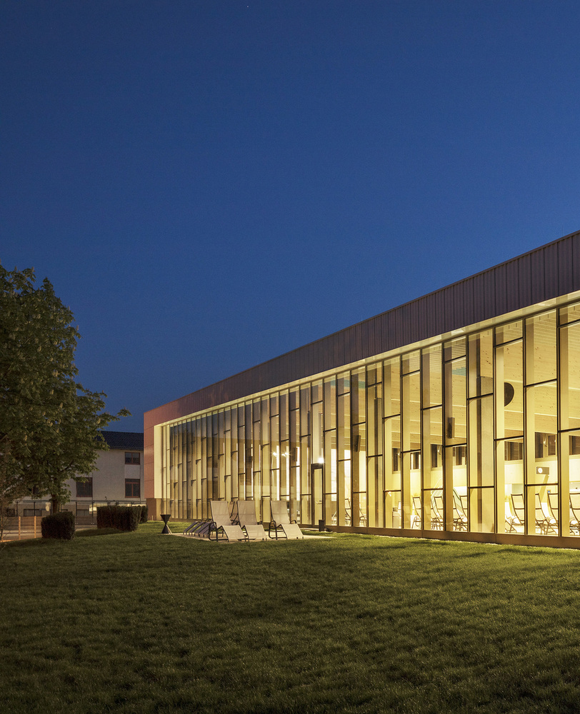 亿伽设计│温泉设计│洗浴设计│Hallenbad Ried Im Innkreis桑拿浴和游泳池:设计紧凑的建筑融入现有城市结构中