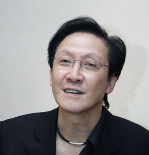 杨钰莹|向华胜杨钰莹谈合作被其男友打伤，向华强出手后，杨钰莹事业惨了