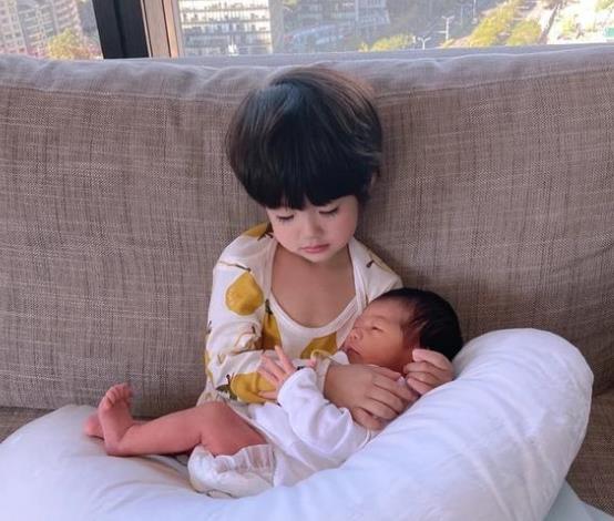 姜潮|姜潮带儿子拍亲子照，儿子继承爸妈的颜值，不愧是星二代的天花板