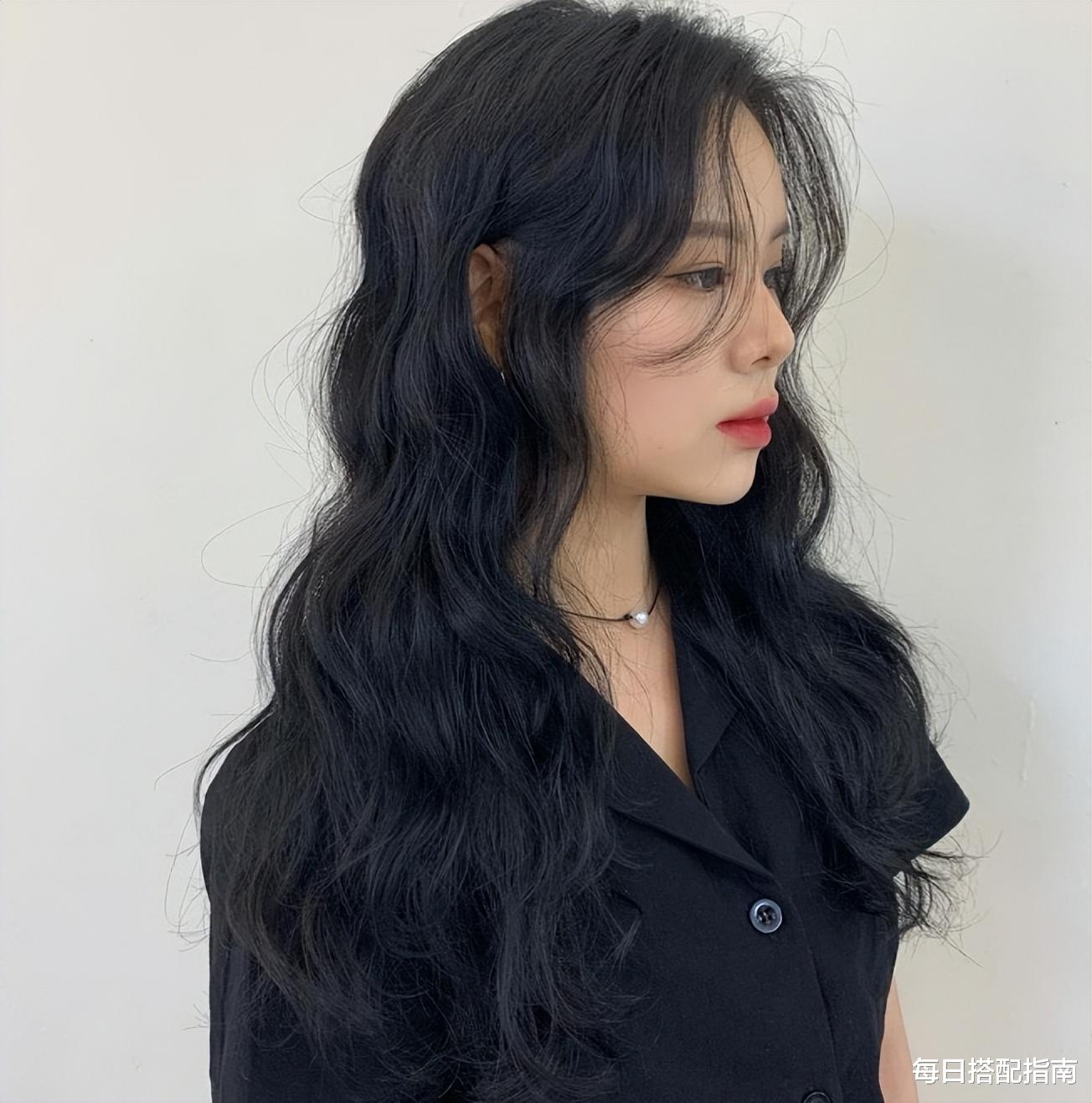 卷发 放弃你的黑长直吧!今年春天流行这3款长卷发,时髦减龄还显脸小