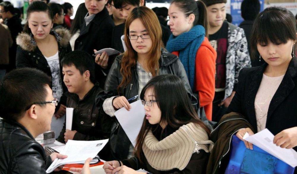 高校|中铁某局校招“遇冷”,底薪6000元引发热议,大学生吐槽:没诚意