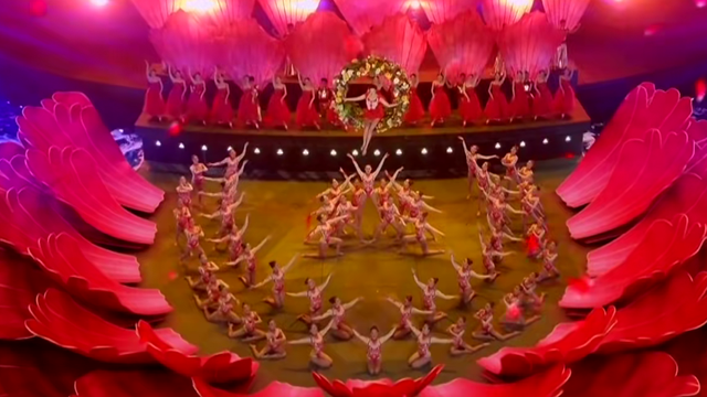 春晚|历年春晚九大神仙舞台!赵丽蓉意外摔倒跪地,李谷一连唱九首歌