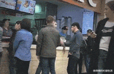 陈奕迅|陈奕迅老婆新潮装扮遭吐槽：像大街上跑出来的SJB