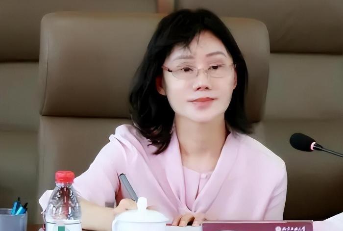 美女校长沈志莉“糊了”:沉迷整容受贿400万,58岁看起来像少女