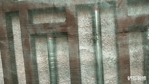 家里纱窗全是灰?不用拆卸,教你正确做法,纱窗立马干净如新