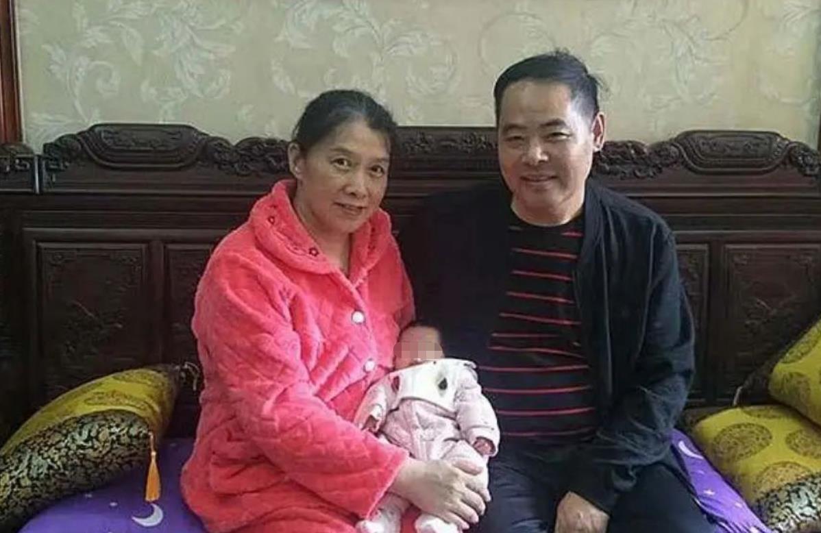 2019年,52岁大妈试管3次冒死生子,时常腰痛难忍,结果怎样?