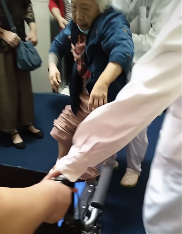 可怜！安徽老人躺医院地上与保姆耍赖，家有3套房产却无子女继承