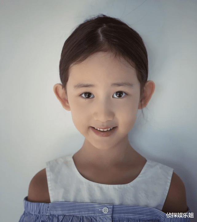 孙莉|孙莉晒8岁女儿，多妹戴豹纹纱巾涂红唇臭美，翻白眼念绕口令萌翻