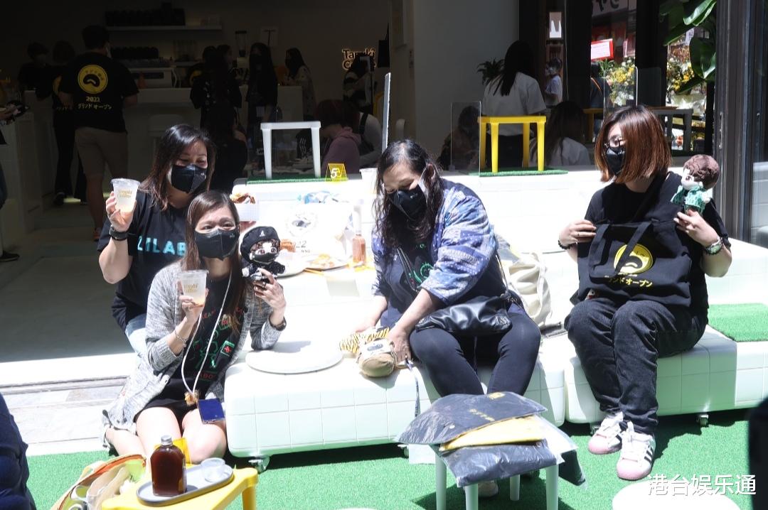 yuki|香港偶像咖啡店开张，死忠粉竟提前5小时排队，誓言大手笔消费