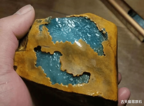 翡翠|得有多少运气才能玩到这样的木那料?窗一开出来就知道要涨“翻了”!