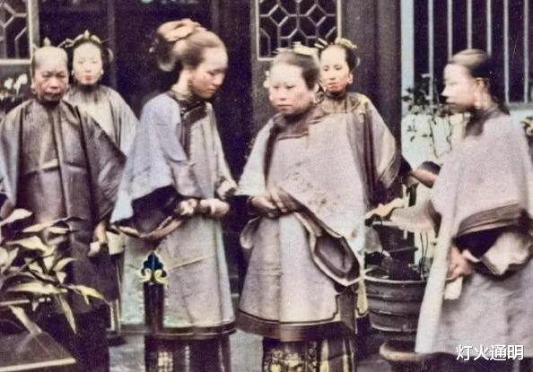 甄嬛传|《甄嬛传》皇后每晚卸妆,为何都自己动手摘耳环?这才是大清正妻