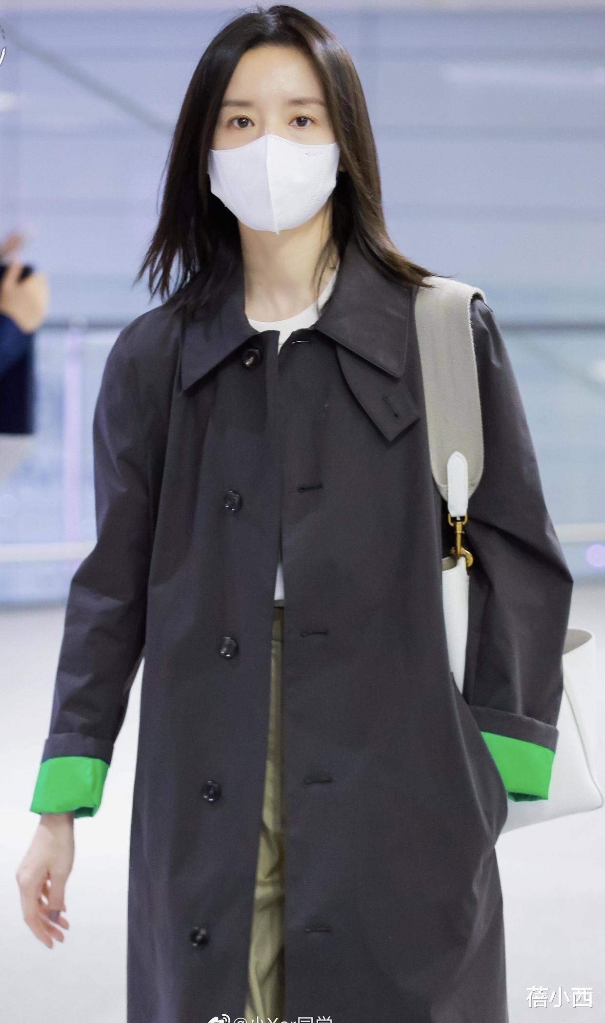 董洁|“董洁”的气质真不一般,穿风衣直接素颜走机场,难掩女神范