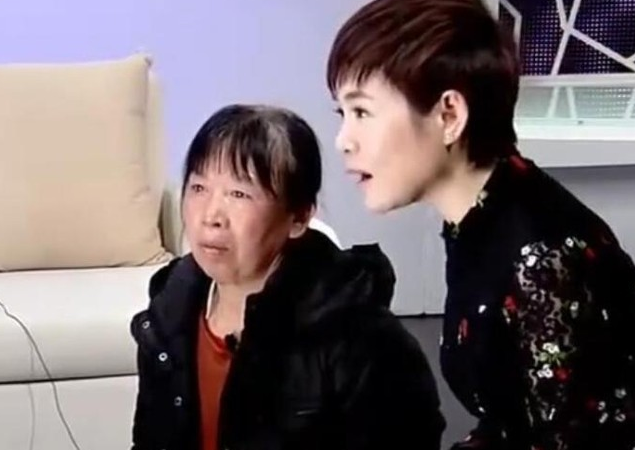 60岁养母向女儿下跪,只为索要天价彩礼,曾想将其嫁给残疾儿子