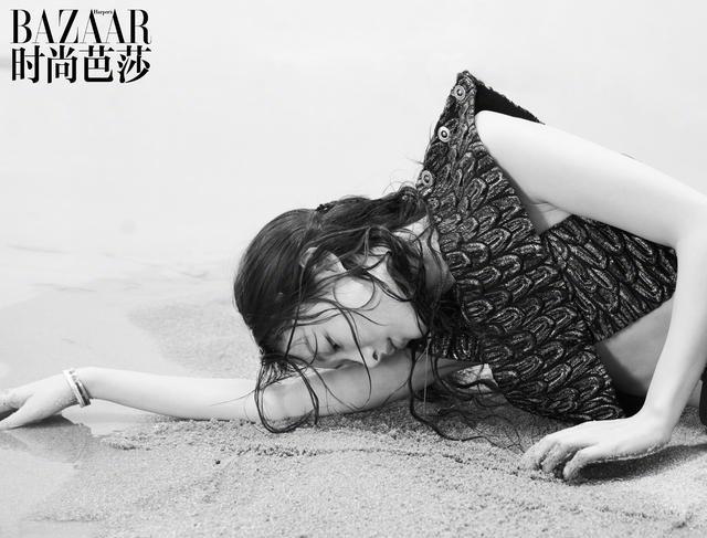 周冬雨|周冬雨登时尚芭莎12月封面，真空穿铠甲露蚂蚁腰，完成女刊大满贯