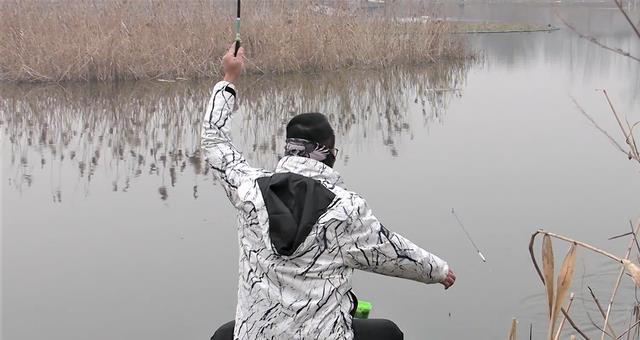 |初春野钓，用长竿还是用短竿？什么时候钓远，什么时候钓近？