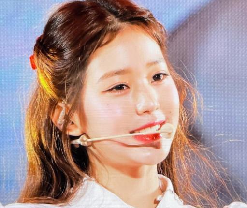 吴琼|张元英的公主头造型太美了，在舞台上闪闪发光，水光肌有些难看