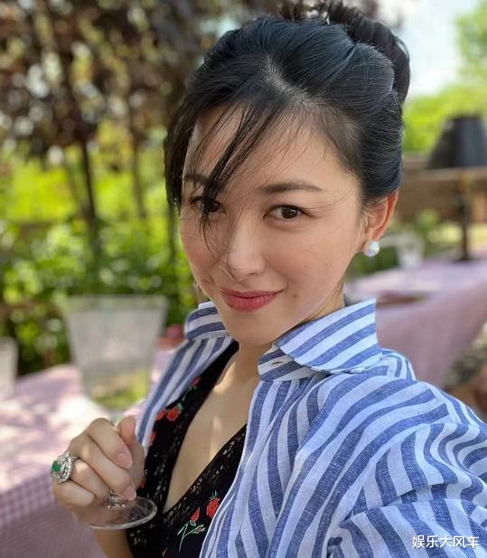 朱珠|朱珠携一家人外出游玩，穿老公外套低调秀恩爱，爸妈罕见现身陪同