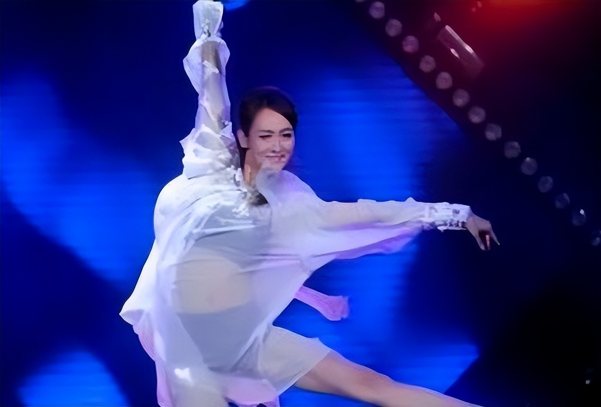 王皓|王皓近况：没离开国乒，38岁家庭幸福，妻子身材火辣，喜欢谷爱凌