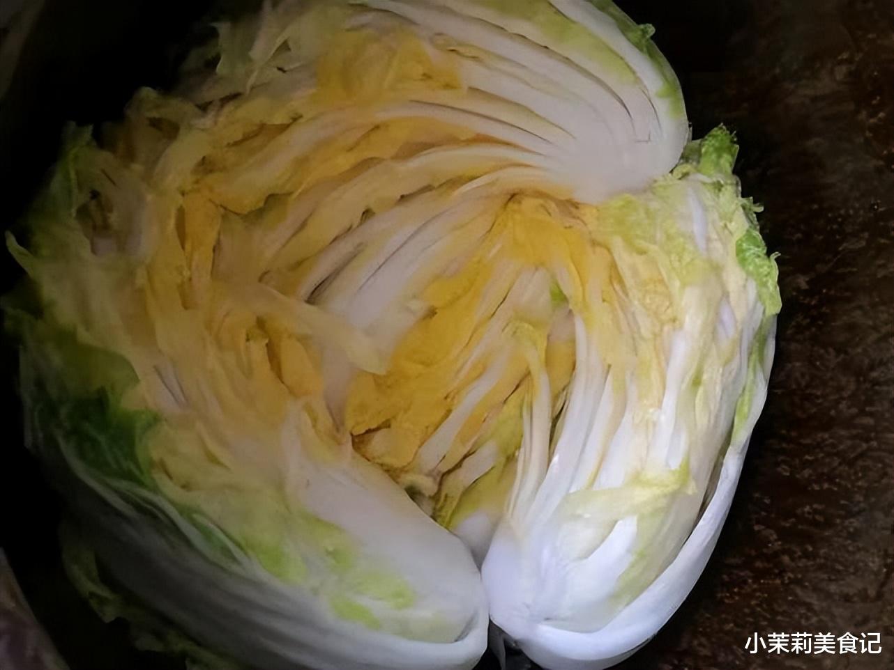 腌酸菜，只放盐容易长白膜，牢记3点，酸菜酸脆爽口不发黑不变质