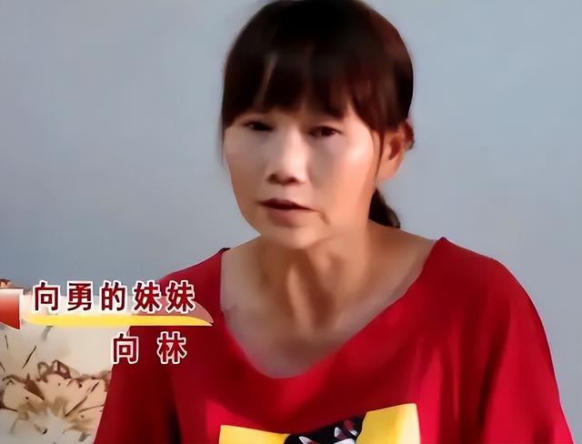 姐姐怕爸爸把弟弟打死,偷偷把弟弟放走,时隔28年后重聚哭成泪人