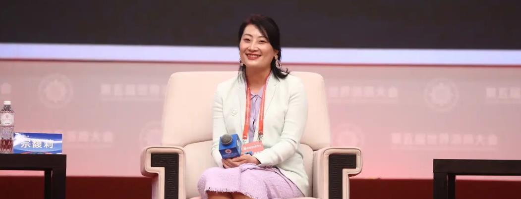 宗馥莉|宗馥莉:坐拥400亿身家,被网红杨展高调求婚,娃哈哈唯一继承人