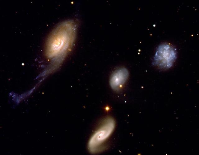 波兰科学家们利用银河系中米拉变星和造父变星确定了银河系的形状