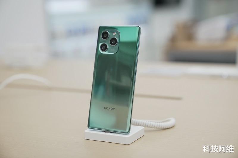 闪存|荣耀突然发布新机,66W快充+双曲面屏+6400万三摄,仅售2199元起