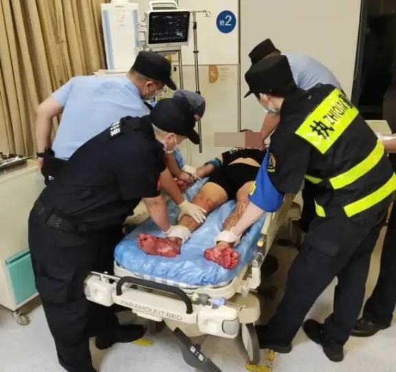 “警察叔叔,我舅舅和爸爸打起来了,满地都是血!”萌娃深夜报警