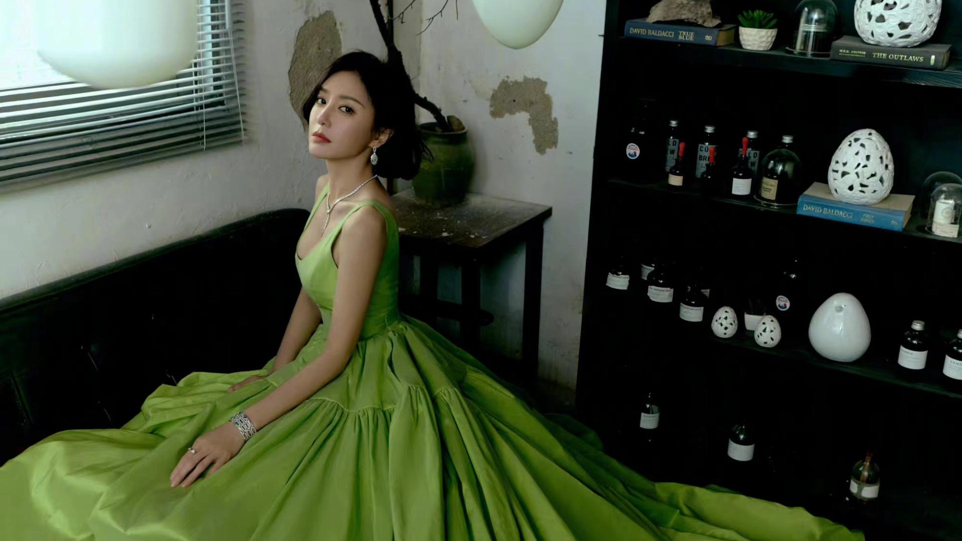 秦岚|秦岚国剧盛典内场穿搭，一袭嫩绿色长裙，清新优雅又减龄！