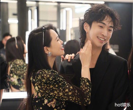 伊能静|离开滤镜,伊能静被嘲衣品差,脸蛋像54,新加坡卖货为儿子站台