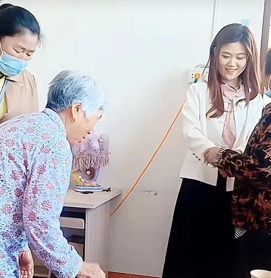 |朱单伟带陈萌买手机，将未婚妻搂在怀里憨笑，不日就将举办婚礼