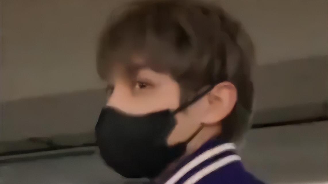 周扬青|段星星在机场对与周扬青恋爱一事，向粉丝们道歉：对不起大家