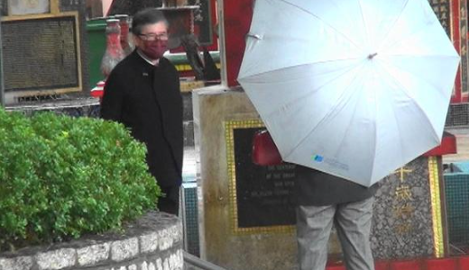 朱玲玲|朱玲玲与百亿丈夫雨中约会,一口一口喂食雪糕,结婚14年仍似初恋