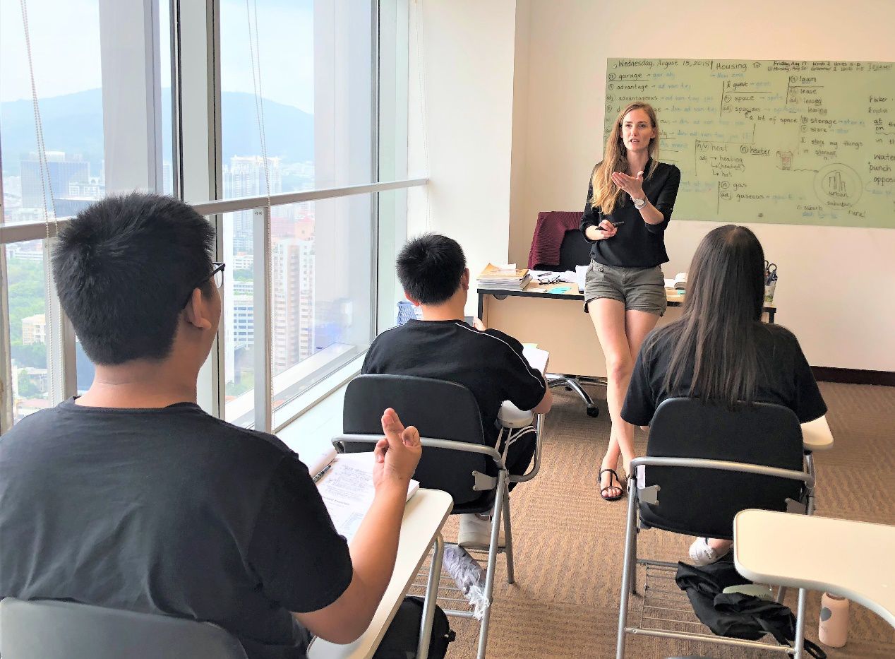 社会保障局|对“外籍教师”放低门槛，对国人公平吗？外教入职拿4倍工资