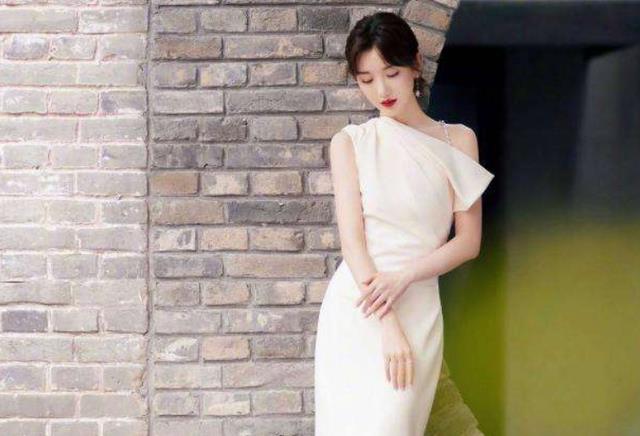 毛晓彤|曾被父亲勒索五千万,痛快手撕渣男,现如今登上央视春晚舞台