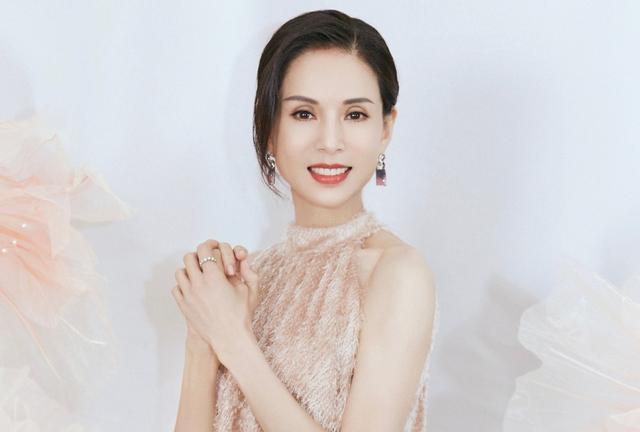 杨幂|年过半百还在装嫩的六位女星，美颜年轻30岁，生图却变老奶奶