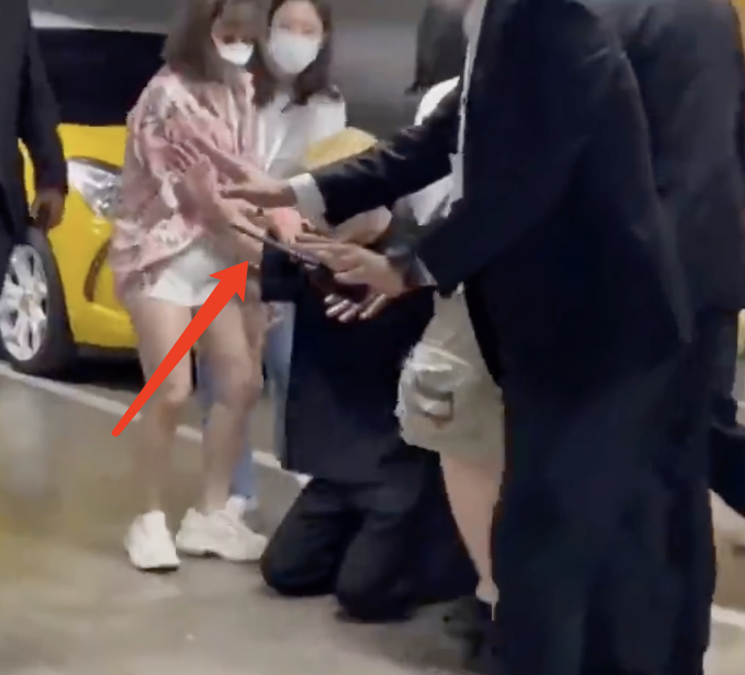 王嘉尔|王嘉尔向泰国粉丝行跪拜礼惹争议，曾在韩国拒绝向粉丝下跪被指双标